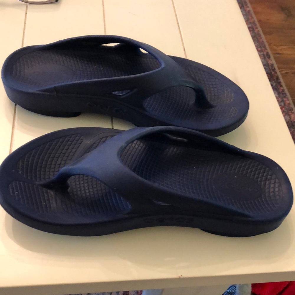 Ladies blue Oofos. Very nice condition.